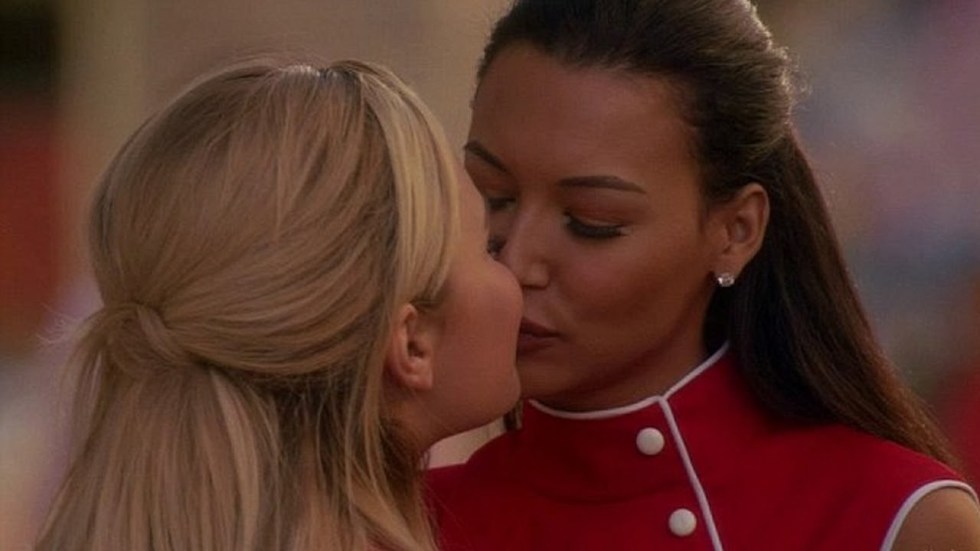 Santana and Dani kissing scene in Glee - Demi Lovato and Naya Rivera