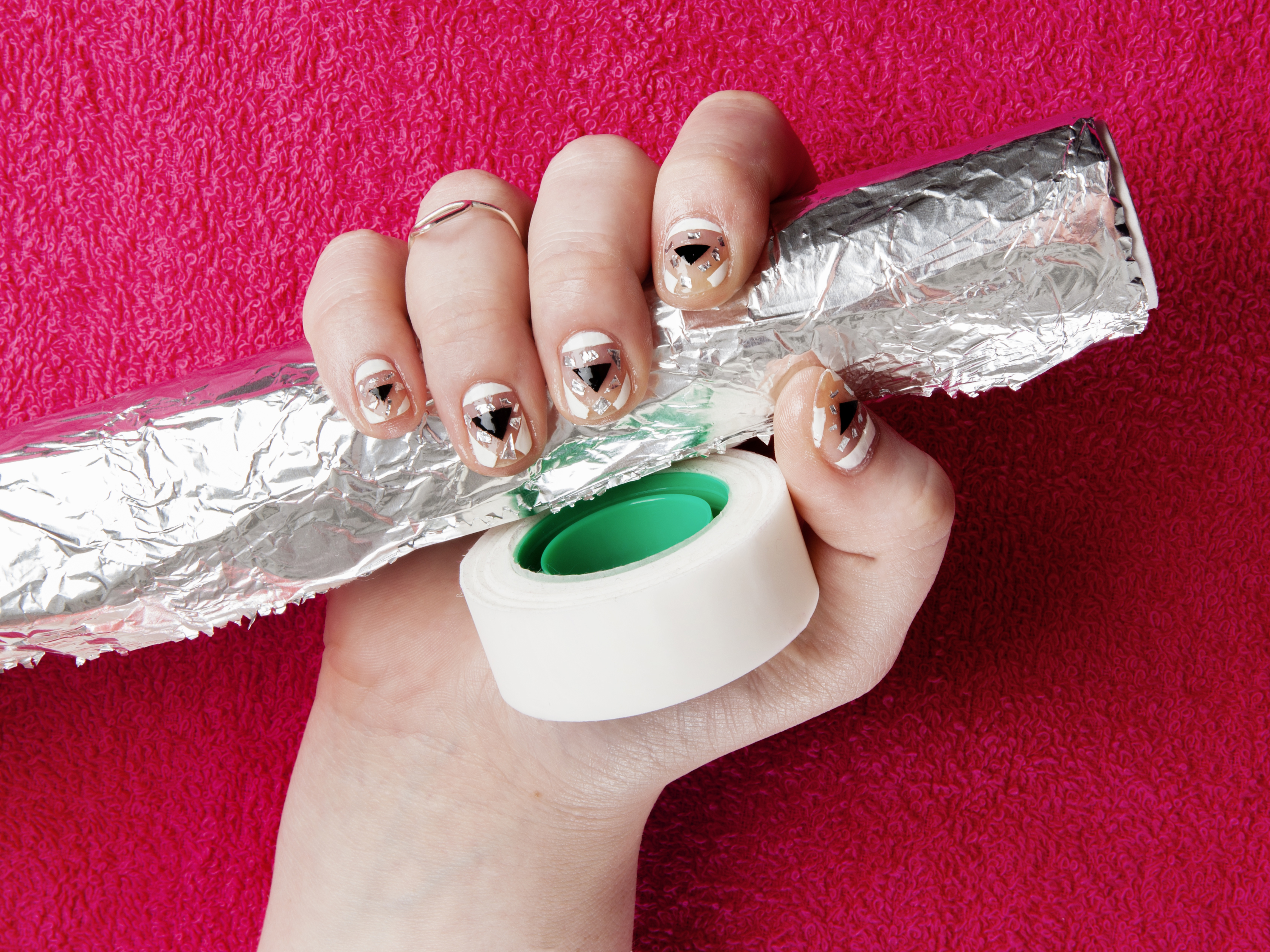 DIY nail art howto nails using tin foil and scotch tape