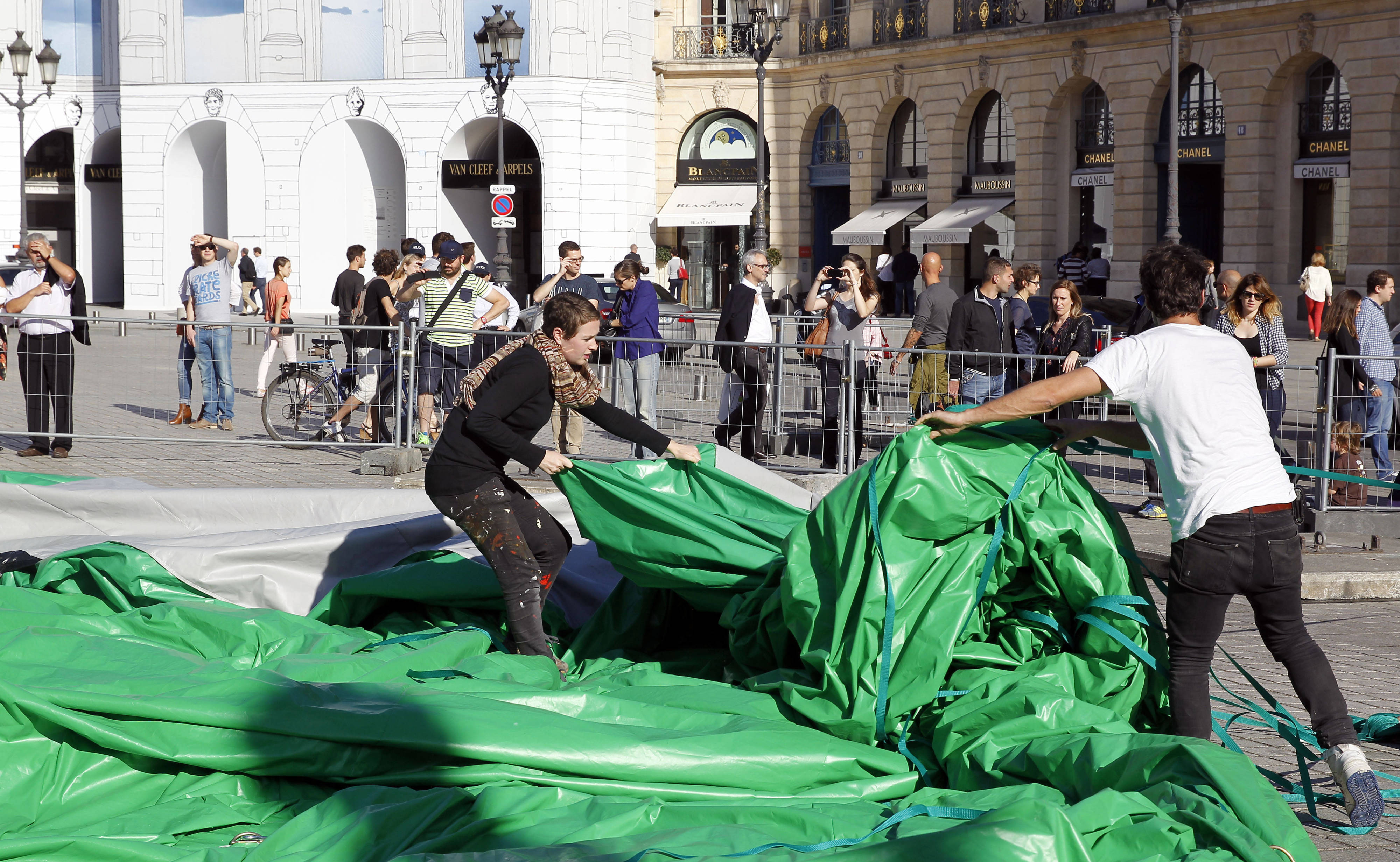 Vandals have deflated that massive butt plug/Christmas tree art  installation in Paris