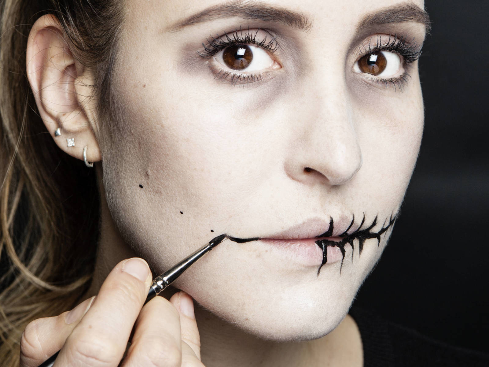 Halloween howto Stitched mouth makeup