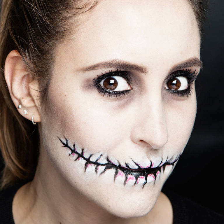 Halloween howto Stitched mouth makeup