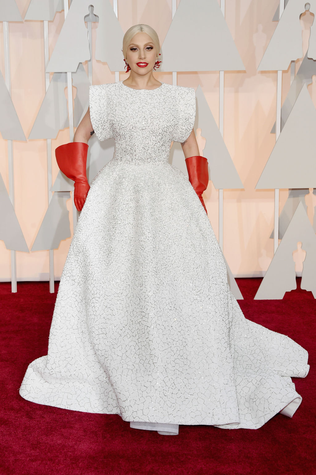 Oscars 2015 Lady Gaga wears red gloves on the red carpet