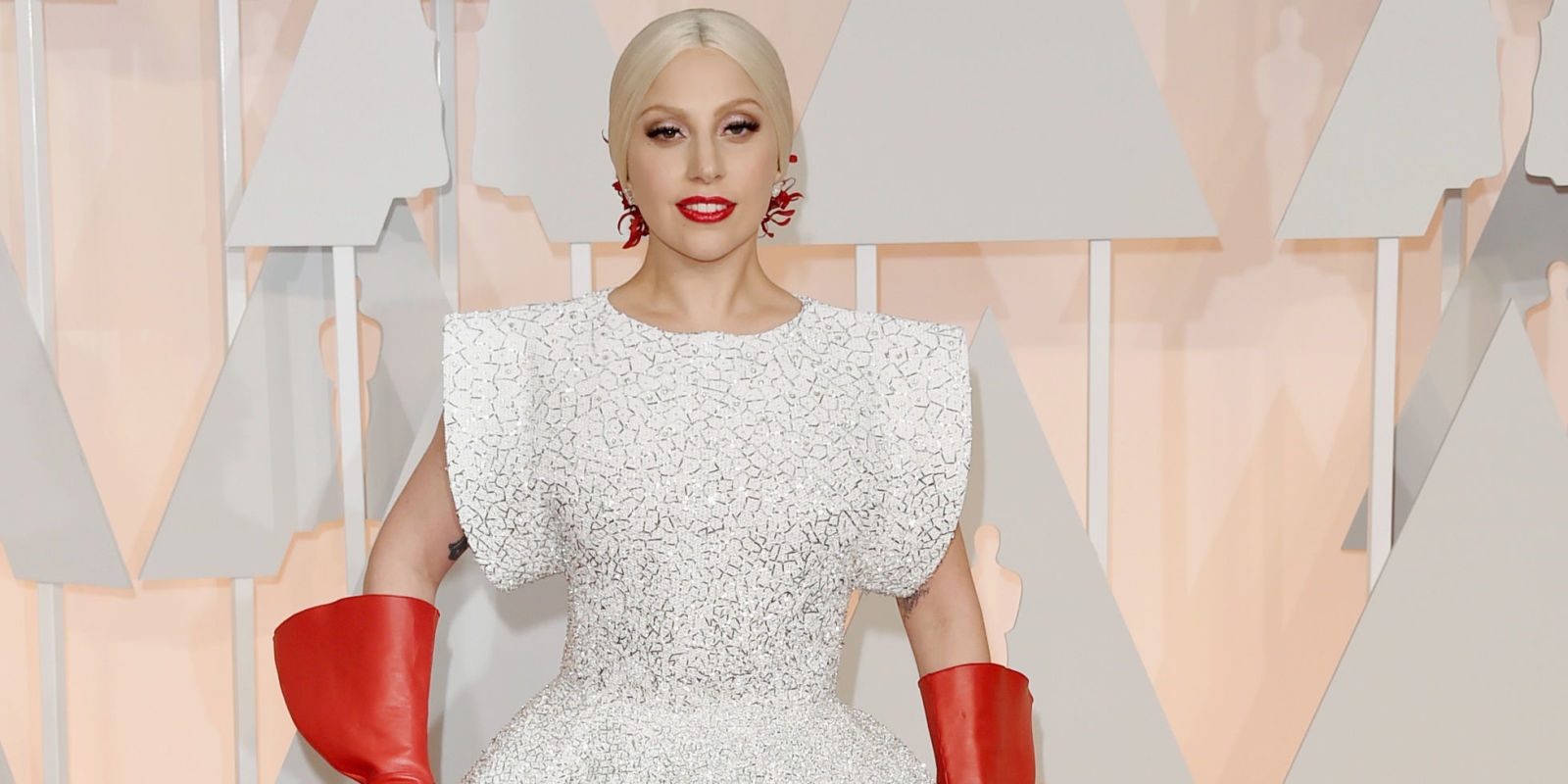 Oscars 2015 Lady Gaga wears red gloves on the red carpet