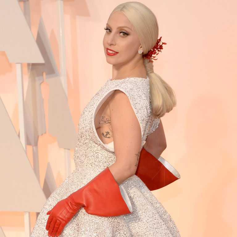 Oscars 2015 Lady Gaga wears red gloves on the red carpet