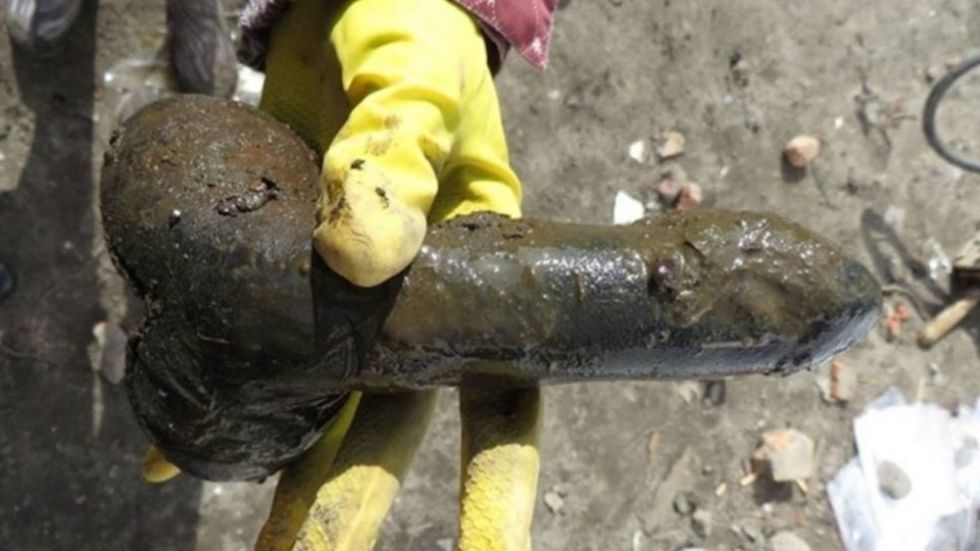 ältester dildo The world's oldest known dildo dates back approximately 28,000 years.  Discovered in 2005 by researchers from the University of Tübingen in  Germany, this ancient artifact is an eight-inch-long stone phallus that's  still main image 0