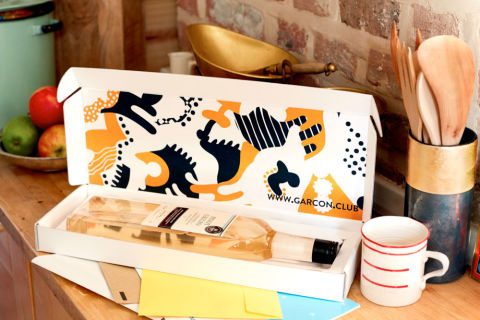 Garçon wijn door de brievenbus